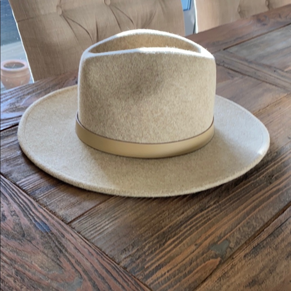 Lack of colors Carlo Mack hat